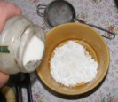 Vaníliás kifli - Egy tálkában keverj össze porcukrot vaníliacukorral!