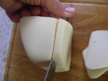 Rántott sajt - Szeleteld fel a sajtot 8 mm vastag szeletekre!