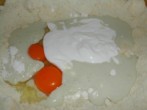 Túrós pogácsa - Üss a tésztához 2 tojást, és kaparj bele kb. 2 dl tejfölt!
