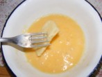 Rántott sajt - Forgasd meg a lisztes sajt mindkét oldalát a tojásban!
