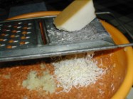Biokolbász - Reszeld le a 8 dkg sajtot!