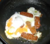 Biokolbász - Kolbászos tojás a serpenyőben.