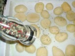 Sütőben sült krumpli - Egyenletesen szórd meg borssal a krumplikat!