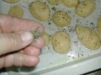 Sütőben sült krumpli - Morzsold a borsikafüvet a krumplira!