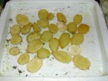 Sütőben sült krumpli - 20 perc múlva egyenként fordítsd meg a krumplikat!