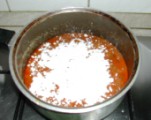 Gombapaprikás - 5 perc főzés után hints rá 2 fakanál lisztet!