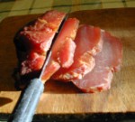 Andalúziai zöldbab - Szeleteld fel a húsos füstöltszalonnát!