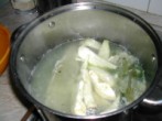 Húsleves - Dobd a fazékba a feldarabolt fehér zöldségeket!