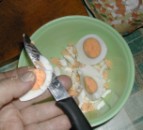 Tojáskrém - Vagdosd fel kis darabokra a főtt tojásokat!