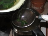 Citromfű-tea - Teaszűrőn át szűrd le a teát egy kancsóba!