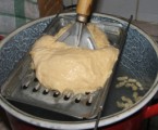 Nokedli - A lapátka tologatásával préseld át a tésztát a lyukakon!