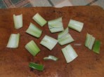 Tavaszi zöldségleves - A zelleren hagyott szár-csonkokat hosszában felezd meg!