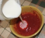 Joghurtos gabonapehely 2. - Önts joghurtot a turmixolt eperre!