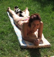 Spanni cica - A lányommal napozik.