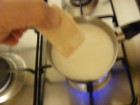 Lángos - Tedd bele az élesztőt a langyos tejbe!