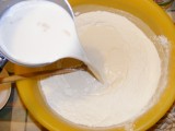 Lángos - Öntsd a tésztához az élesztős tejet!
