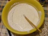 Lángos - Először a tejfölös tojással keverd el az élesztős tejet!