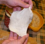 Lángos - Két kézzel nyújtogasd a tésztát minél nagyobb korongra!
