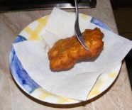 Lángos - Tedd a lángost törlőpapírral bélelt tálba!
