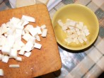 Sajtos nokedli - A natúr Mozarella sajtkockák mennek a tálkába.