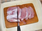 Rántott hús - Szeleteld fel a húst másfél cm vastag szeletekre!