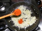 Gombás rakott káposzta - Hints a párolt hagymára egy fél fakanál pirospaprikát!