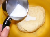 Aranygaluska - Önts még hozzá egy kis langyos tejet!