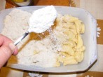 Aranygaluska - Szórd meg bőven cukros dióval az első réteg galuskát!