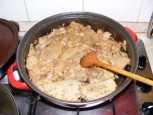 Fokhagymás hús - Ha egy kicsit már pirult az alsó oldaluk, akkor fordítsd meg a hússzeleteket!
