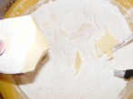 Szilveszter sütemény - Darabold a lisztbe a 40 dkg Rámát!