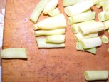 Párolt zöldbab - Ha a darabolás végén kilóg néhány hosszabb zöldbab, akkor azt még külön vágd fel!