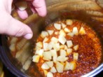 Savanyú krumplileves - Szedd a krumplikockákat a fazékba!