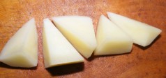 Savanyú krumplileves - A negyed krumplit ferdén kockázd fel!