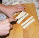Tofus tortilla - Vágd fel a tofu-lapokat 1 cm széles csíkokra!
