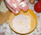 Tofus tortilla - Borítsd a tofukockákat a paprikás lisztbe!