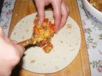 Tofus tortilla - Rakj egy töltelék-csíkot a tortilla közepére!