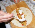 Tofus tortilla - Rakj tejfölt a töltelék-csík tetejére!