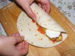 Tofus tortilla - Hajtsd rá a tortilla-lap egyik felét a töltelékre!