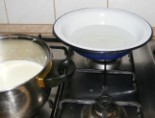 Madártej - Egy hőálló tálban melegíts vizet!