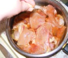 Csirkepörkölt - Másik felüket a lábosban hintsd meg fűszersóval!