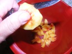 Őszibarack turmix - Vagdosd apró darabokra a magtalan felét!
