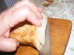 Túrós csusza - Vágd le a bőrről a 2 szelet szalonnát!