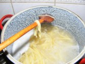 Túrós csusza - Próbaképpen végy ki egy szál tésztát, hogy megfőtt-e!