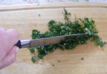 Paradicsomos-bazsalikomos bruschetta - Az előző vágásirányra merőlegesen is vagdosd fel a bazsalikomleveleket!