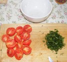 Paradicsomos-bazsalikomos bruschetta - Vedd ki a deszkára a paradicsomokat, és vágd félbe őket!