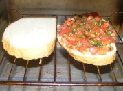 7106-2kenyer-sul (179 x 133) Paradicsomos-bazsalikomos bruschetta - Egy üres és egy megkent kenyeret tégy oda pirulni a mini grillsütőbe!
