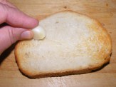 Paradicsomos-bazsalikomos bruschetta - Dörzsöld be fokhagymával a pirítós kenyeret!