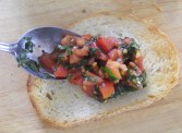 Paradicsomos-bazsalikomos bruschetta - Kanállal szedj paradicsomos keveréket a pirítósra!