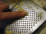 Csirkemelles töltelék - A sajtvéget már csak az ujjaddal nyomva kend szét a reszelőn.