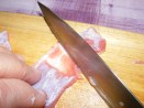 7760-csik-fele-koverrol-letol (131 x 98) Marhapörkölt - A húscsík jobb feléről kapard le a húst jobbra, a kövéren vezetve a kést.